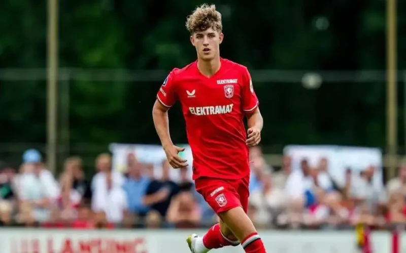 برشلونة يراقب باستوني وخيارات بديلة لتعزيز مركز قلب الدفاع الأعسر في الفريق